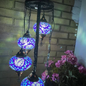 Otantik lampa - En jätte fin blå Otantik lampa. Den är från Turkiet och rekommenderar att mötas om du vill köpa, så att den inte går i sönder vid leveransen. 