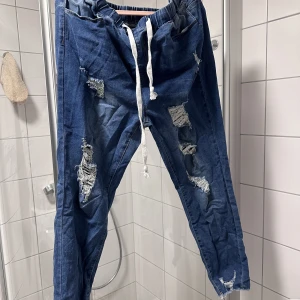 Jeans med elastisk midja - Jeans med elastisk midja  Använt men bra skick  Storlek XXL, okej med midja upp till ungefär 120cm, elastisk 