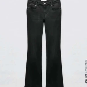 Low rise bootcut - Helt nya slutsålda lågmidjade bootcut jeans från zara. Strolek 34. Kommer ej till använding💞