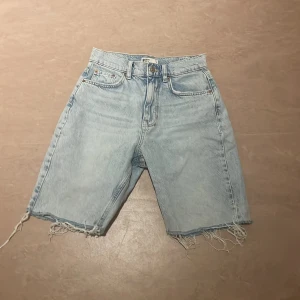 Långa shorts - Ljus blå högmidjade shorts