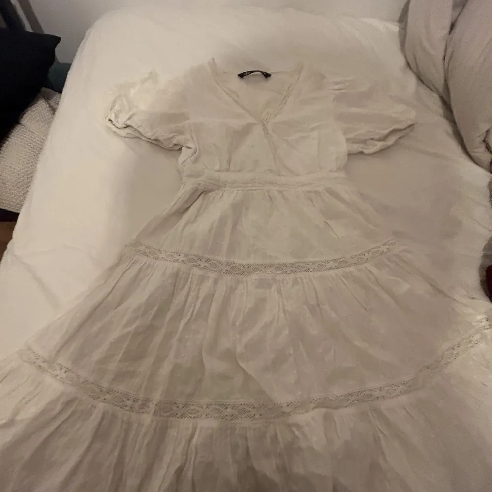Fin vit klänning. Använd två gånger, storlek xs men passar s. Klänningar.