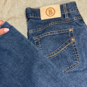 Low waist bootcut jeans - Säljer mina skitsnygga lågmidjade jeans då de har blivit lite för små för mig tyvärr. Inga defekter, mycket fint skick. Hör av dig om du vill ha fler bilder! Midjemått 80cm