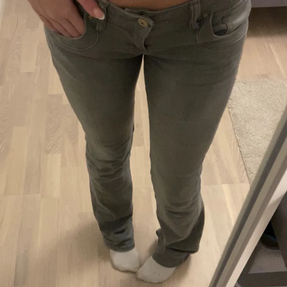 Säljer mina populära gråa ltb jeans som är så svåra att få tag i då dom inte kommer till så mycket användning. Använd ett fåtal gånger, finns inga defekter💕 säljer endast om bra bud kommer ☺️ går att sy upp om de skulle vara för långa❣️direkt pris 600. Jeans & Byxor.