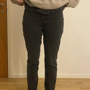 jeans - svarta, lite baggy bycor som inte används. bra skick! 