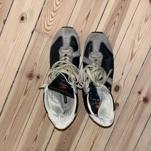 Höga sneakers - Höga sneakers, fett snygga men använder tyvärr ej. Påminner om boxningsskor lite!