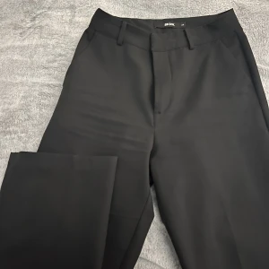 Kostymbyxor  - Kostymbyxor från Bik Bok. Ordinariepris 499kr. Inga tecken på användning💕