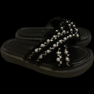 Sandaler svart med pärlor - Fint skick, använt enstaka gånger