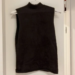 Mjuk väst, YAYA, strl: S - Helt ny med lappar i strl S från YAYA Women. Fluffigt material och modellen är lite högre i halsen. Endast provad aldrig använd.