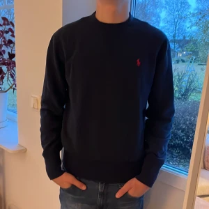 Ralph lauren sweatshirt  - Sjukt fet Ralph lauren sweatshirt i jätte bra skick, 9/10, nypris ca 2000, mitt pris endast 499. Skriv vid funderingar. MVH Simon 