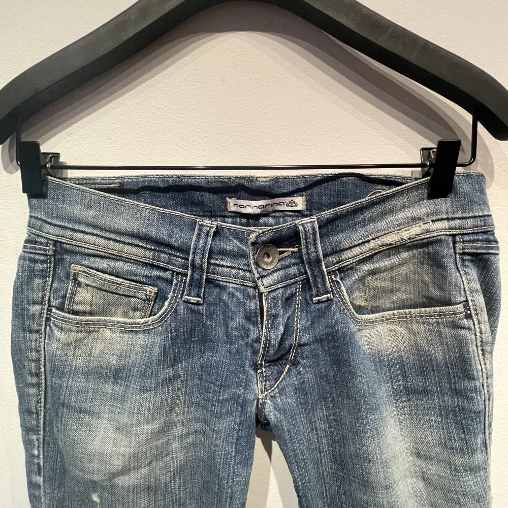 Lågmidjade jeans från fornarina  Storlek 27 Midjemåttet är 38cm  Ytterbenslängden är 97cm . Jeans & Byxor.