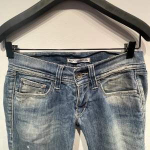 Lågmidjade jeans från fornarina  Storlek 27 Midjemåttet är 38cm  Ytterbenslängden är 97cm 