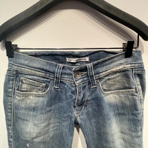 Lågmidjade jeans  - Lågmidjade jeans från fornarina  Storlek 27 Midjemåttet är 38cm  Ytterbenslängden är 97cm 