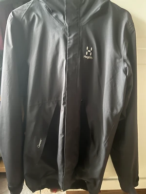 Haglöfs jacka - Gamla Haglöfs vindjacka. Problemet med den är att de har en hål där framme men man kan läppa de. Kan byta mot nåt Kontakta om du är intresserad elel har frågor 