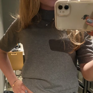 Stickad t shirt  - Stickad t shirt, fint skick, köparen betalar för frakten