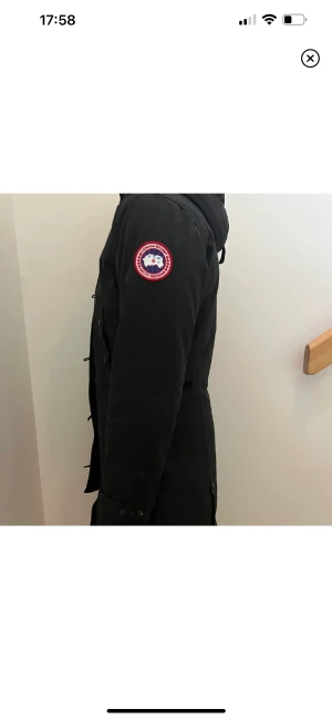 Canada Goose jacka  - Style: 2506L R Size: S, men skulle säga mellan en S/M  Bra sikt för att ha används. Hör av dig för mer bilder. Dam model och säljs billigt då jag tappat bort pälsen. 