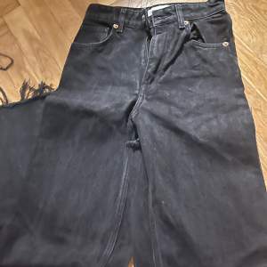 Svarta zara jeans i storlek 34. Modellen är mid rise och full length!🙌