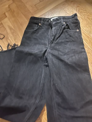 Svarta Zara jeans!  - Svarta zara jeans i storlek 34. Modellen är mid rise och full length!🙌