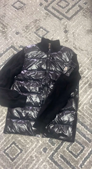 Moncler cardigan  - Hej helt ny moncler cardigan har inte använts länge. Den är äkta 