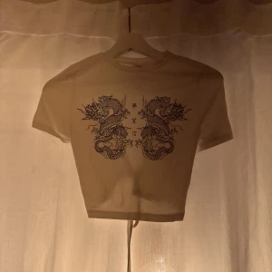 T-shirt - Fin t-shirt med tryck🖤🤍