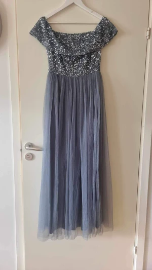 Balklänning  - PRIS KAN DISKUTERAS. Balklänning i perfekt skick, använd en gång. 800 kr + frakt eller kan träffas.