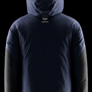 Sail Racing Pole Down - Pole Down Jacket är konstruerad i ett 2-lagers Gore-Textyg i stretch, vilket gör jackan vatten- och vindtät. Har haft den i 1år men söker något nytt.
