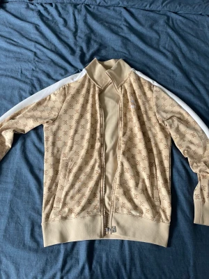 Puma tracksuit - Haft på mig den någon gång, jättebra skick nästan som ny. Köper du den tillsammans med byxorna så får du de för 700kr