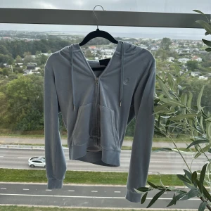 Juicy couture kofta - Ljusblå juicy couture kofta som är i väldigt bra skick då den var i fel storlek och inte kommit till användning. Vid intresse & frågor är det bara att skriva🤍pris går att diskutera vid snabb affär. 