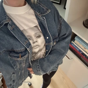 Jeansjacka  - Jeansjacka, så fin och oversized. 