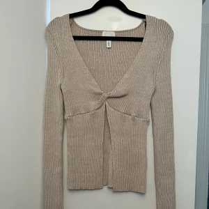 Tröja - Beige tröja från hm som aldrig är använd, storlek M, frakt:30kr