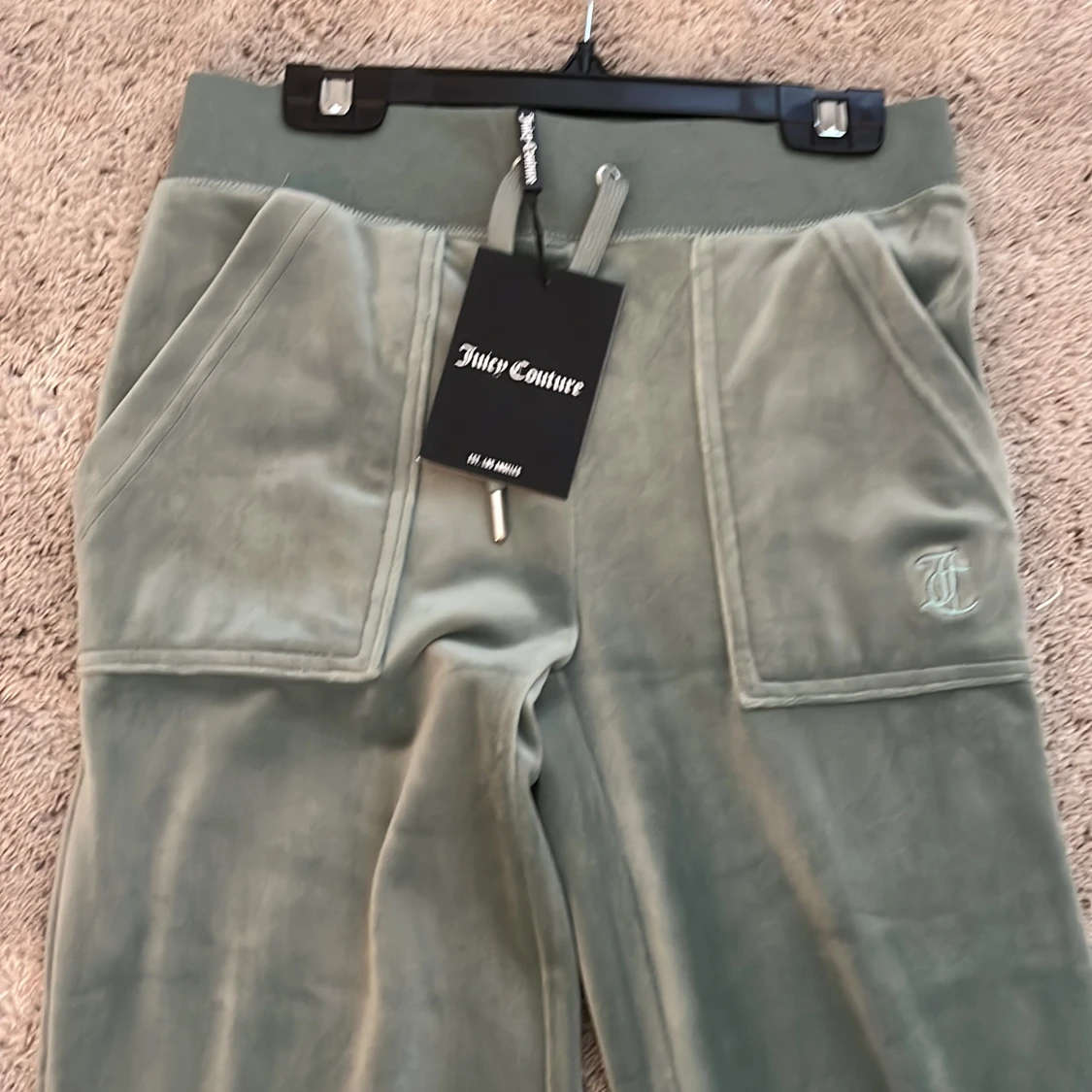 Säljer juciy i färgen chinos green! - 90