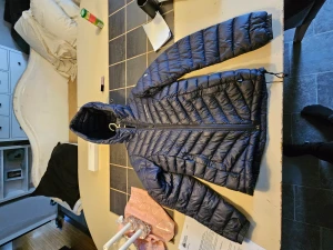 Peak performance Frost down hood  - Fin jacka från Peak performance storlek XS Finns 2 st små hål som knappt märks. I övrigt fint skick. 