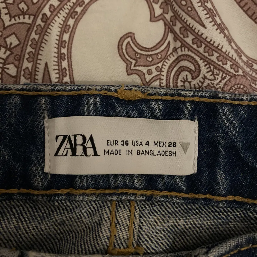 Ljusblå jeansshorts från zara med knappar. Aldrig använda och inga skador alls. Originalpris 330 kr.. Shorts.