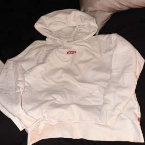 Vit Levis hoodie i strl S, köptes flera år sen och knappt använd. 