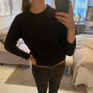 Svart double A tröja  - Super snygg och trendig svart double A stickad tröja!❤️🖤🖤 Som sagt ett riktigt trendigt och unikt plagg som tyvärr blivit lite liten för mig😭 