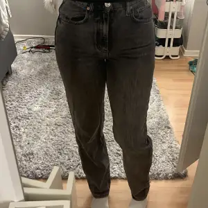 Straight jeans. Se defekt på tredje bilden.