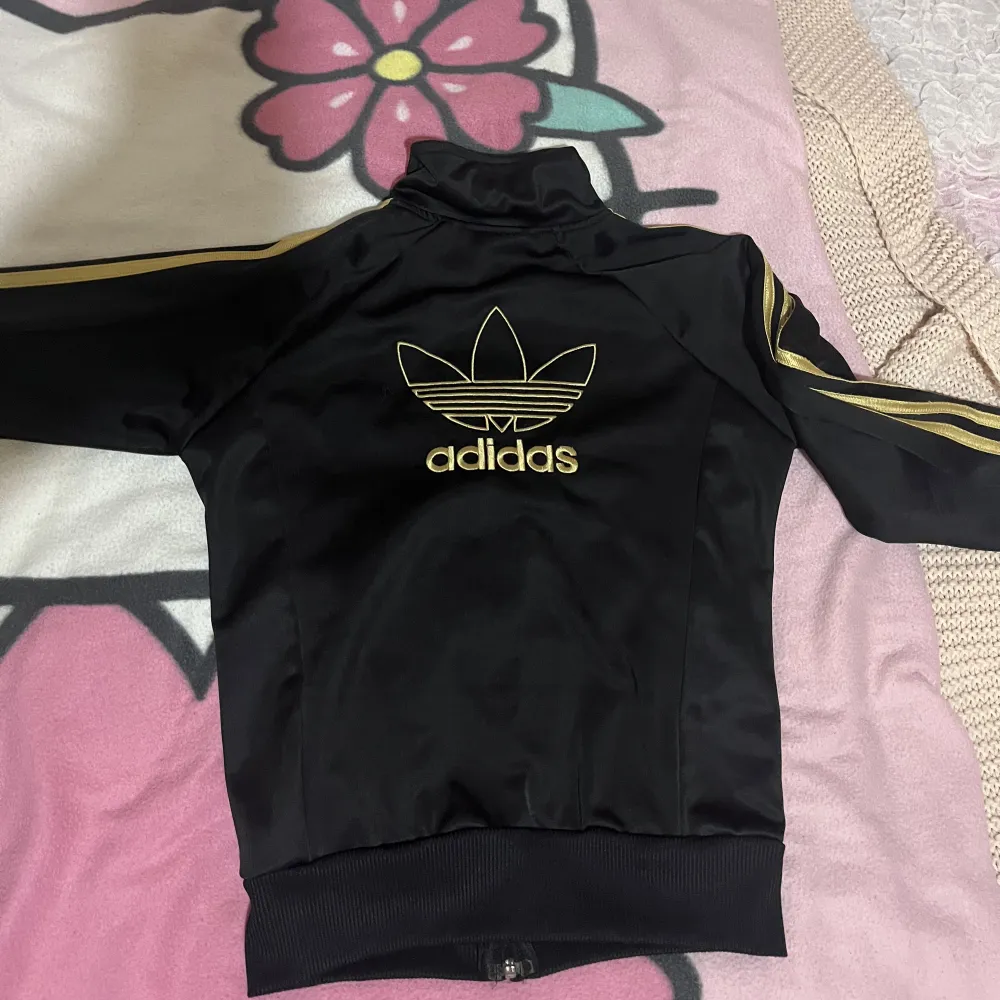 Tracksuit kofta från adidas med guldiga detaljer.  Inga konstigheter . Hoodies.