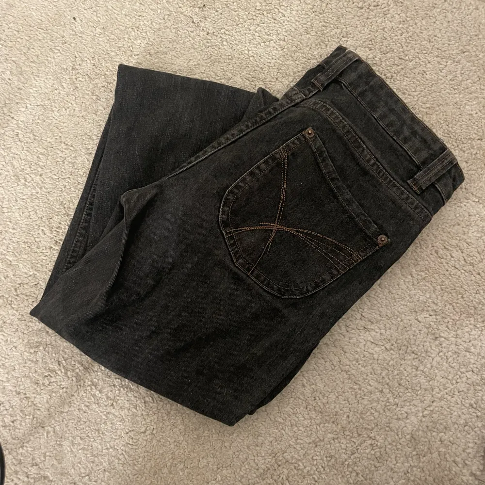 Hej! Säljer dessa mörkgråa bootcut lowwaist jeansen då dom inte kommer till användning. Skriv gärna för fler bilder mm💖🤍. Jeans & Byxor.