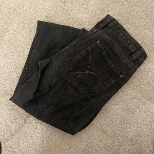 Mörkgråa bootcut lowwaist jeans - Hej! Säljer dessa mörkgråa bootcut lowwaist jeansen då dom inte kommer till användning. Skriv gärna för fler bilder mm💖🤍