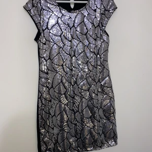 Klänning  - Klänning storlek S
