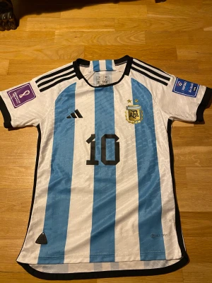 Argentina tröja  - Argentina tröja 2022 med Messi på ryggen. Tröjan har alla patches och den är player edition vilket är den dyrare versionen av tröjan. Säljer den för att den kommer inte till användning. Använd fåtal gånger så inga skador. 