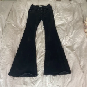 Flare svarta jeans - köpte på lager 157 för några månader sen men kommer aldrig till användning. Har andvänt ungefär 2 gånger så skulle säga att det är i nyskick. Säljer för halva pris ( läs min bio och klicka inte på köp nu) 