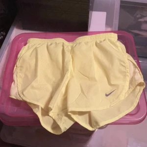 Nike Dri-Fit shorts. - Nike Dri-Fit shorts. Storlek XS/34/6 passar även XXS/32/4 Några funderingar/frågor fråga på.