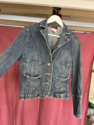 Jeansjacka Lee - Står M i lappen, skulle snarare säga XS/S. Jättefin wash, och unika detaljer med fina knappar. Får tyvärr inte användning för den 