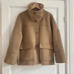 Kort kappa gant - Säljer min gant kappa som är superfin till hösten/vintern och i nyskick❤️kostar 3800 ny säljer för 2200. Men kan sälja för mindre för snabb affär