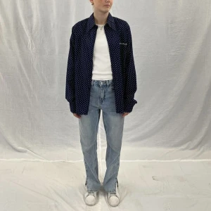 Blå skjorta  - Finns att köpa på min instagram ”onemoreuse.uf”. Kostar 79kr 🦋