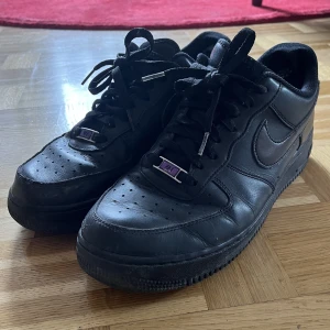 Air Force 1  - Mycket använda men fungerar fortfarande utmärkt. Trasiga på insidan vid hälen