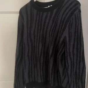 Stickad tröja - En stikad tröja från Arket i storlek medium. Tröjan är i otroligt bra skick då den endast är använd 2 gånger. Säljer den pågrund av att den inte kommit till användning och nu är för liten.
