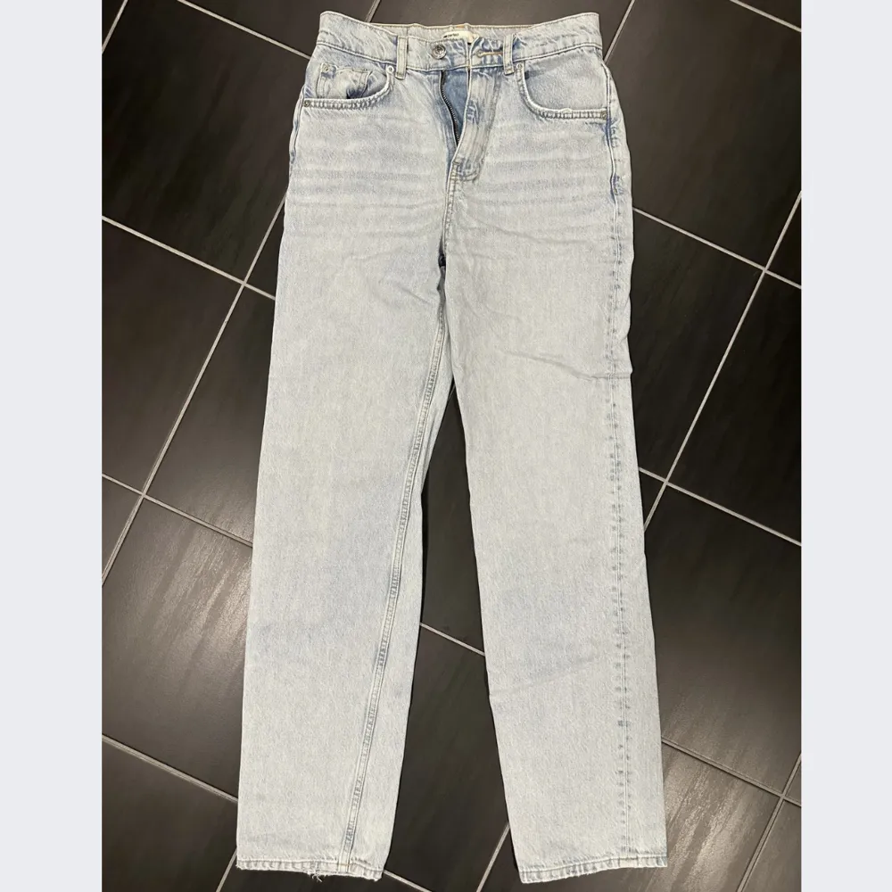 Ljusblåa jeans med raka ben, använda fåtal gånger så är i väldigt fint skick☺️. Jeans & Byxor.