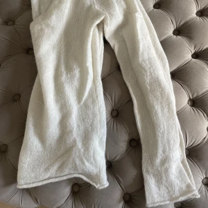 Stickad tröja  - Stickad ull tröja från Brandy Meliville, som ny, lite utsvängda ärmar och v-ringad