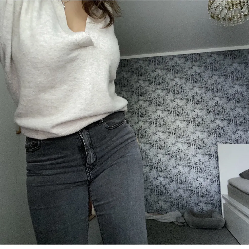 Super fina gråa jeans som aldig använts. Med slits passar s/m. Jeans & Byxor.